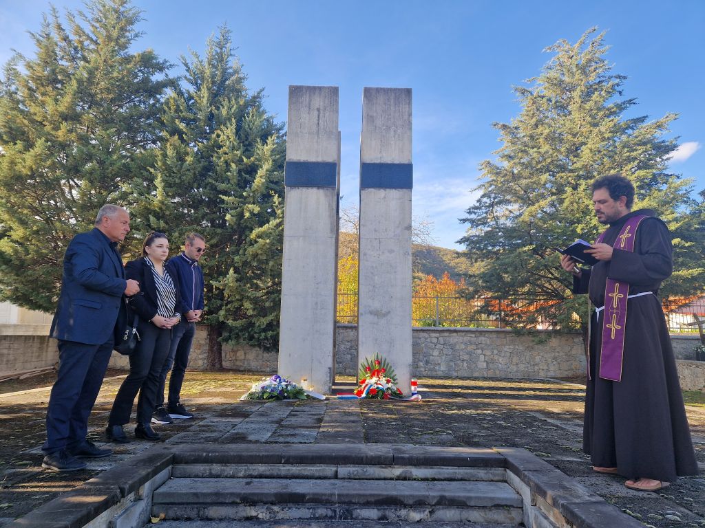 POLAGANJE VIJENACA U GROBLJU