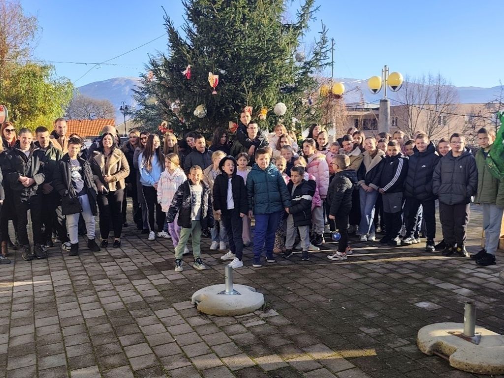 UČENICI OKITILI GRADSKU JELKU